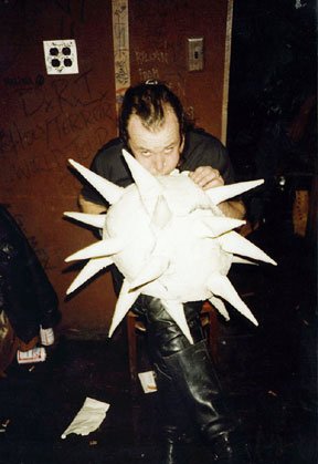 CRAIG INFLATES SPIKEY BALL (USA 1989)